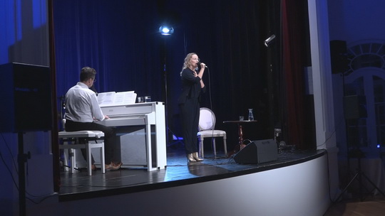 Alena Antalová a Alex Anders s šansony Pod Zeleným dubem - show video