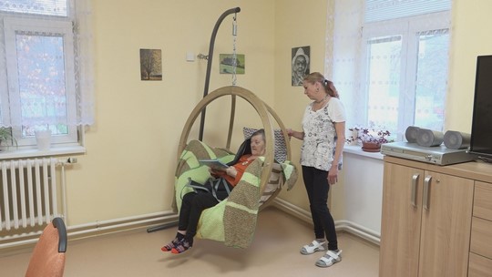 V Domově Jistoty seniorům pomáhá bazální stimulace - show video