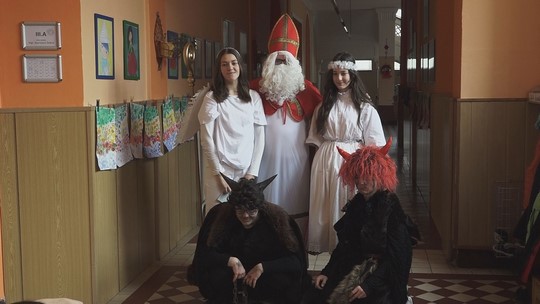 Školou chodil Mikuláš a sraz měli také čertíci - show video
