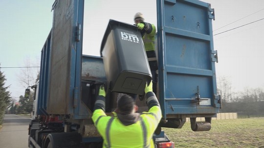 V Bohumíně „door to door“, odvoz papíru a plastu od domků - show video