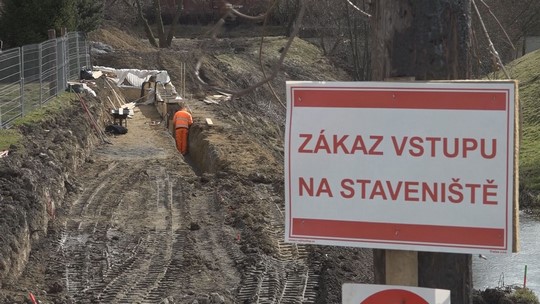Začala výstavba protipovodňové hráze pro Pudlov - show video