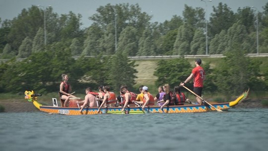 Na Vrbickém jezeře závodily dračí lodě - show video