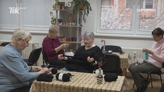 Pletené ponožky a „Hrnek pro Tebe“ seniorům - show video