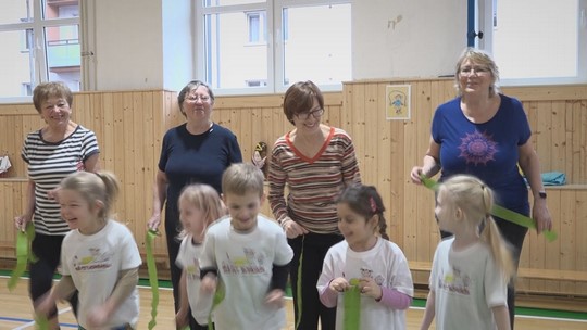 Předškoláci a senioři spolu ve sportovním - show video