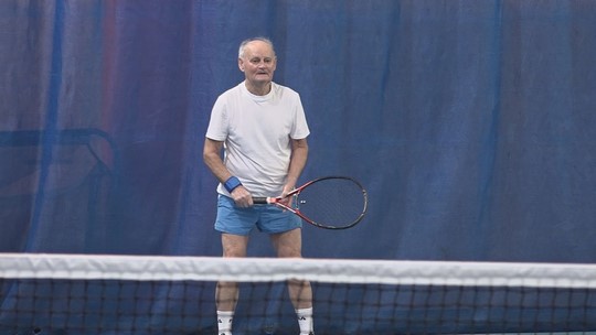 Devadesátiletý Oldřich Štverka aktivně hraje tenis - show video