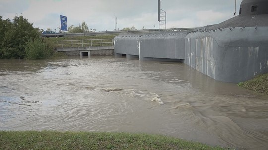 Povodeň se valí na Bohumín, hasiči zasahují - show video