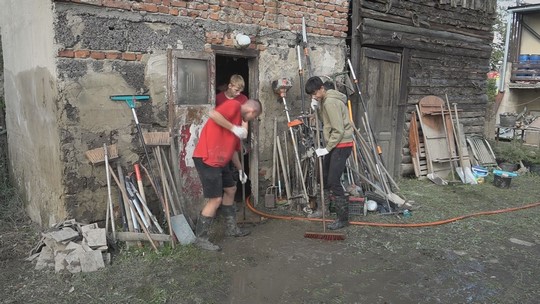 Materiální pomoc a dobrovolníci z celého Česka - show video