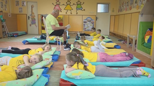 Děti ve Starém Bohumíně zaujal čtecí dědeček - show video