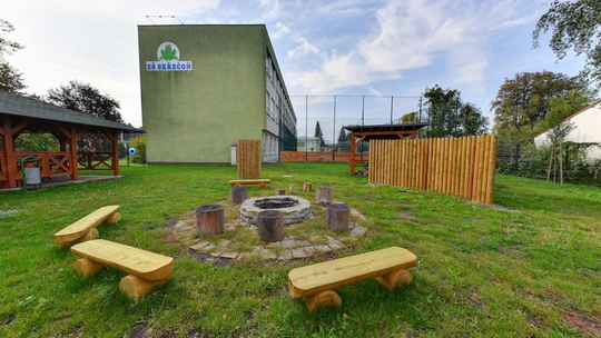 Základní škola Skřečoň - školní hřiště - ohniště a altán - Zobrazit virtuální prohlídku